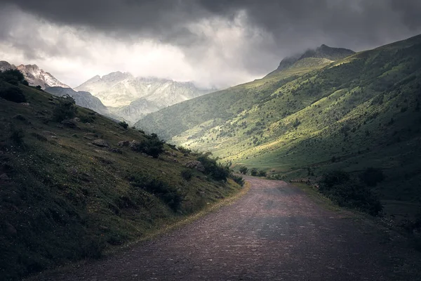 Sendero Que Cruza Paisaje Deamático Los Pirineos — Foto de Stock