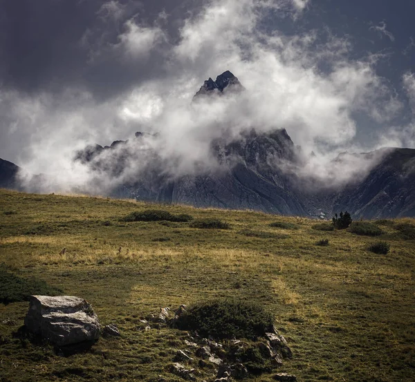 Pohled Hory Dramatickou Oblačnou Oblohou Pyrenejích — Stock fotografie