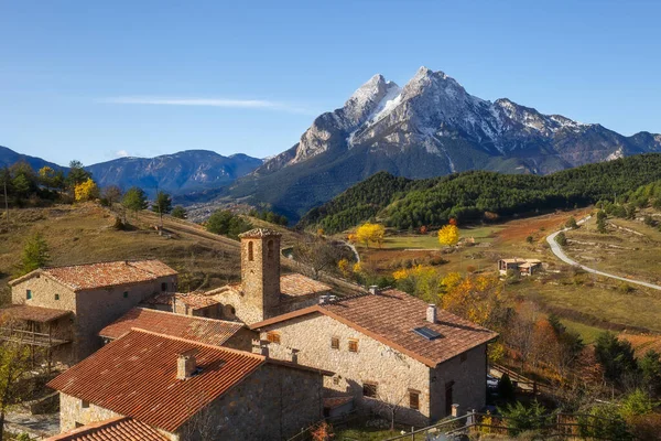 背景图 Gisclareny村和Iconic Pedraforca山 — 图库照片