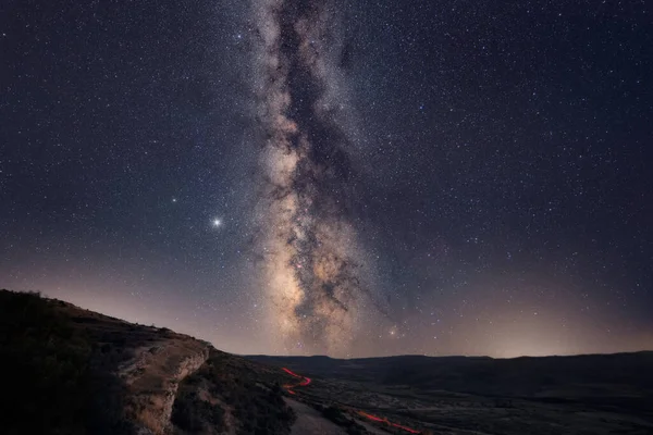 Droga Mleczna Ścieżkami Świetlnymi Pierwszym Planie Krajobraz — Zdjęcie stockowe