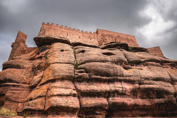 スペインのテルエルにある岩の層の上にある永久の城 — ストック写真