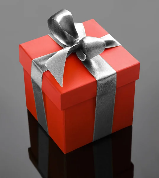 Enkele Rode Geschenkdoos Met Zilver Lint Donkere Achtergrond — Stockfoto