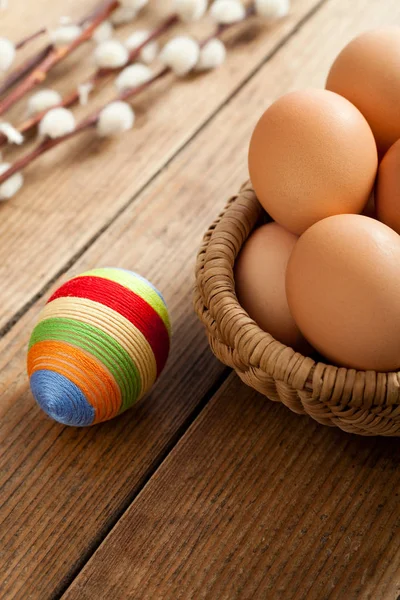 Пасхальное яйцо, покрытое шерстяной пряжей — стоковое фото