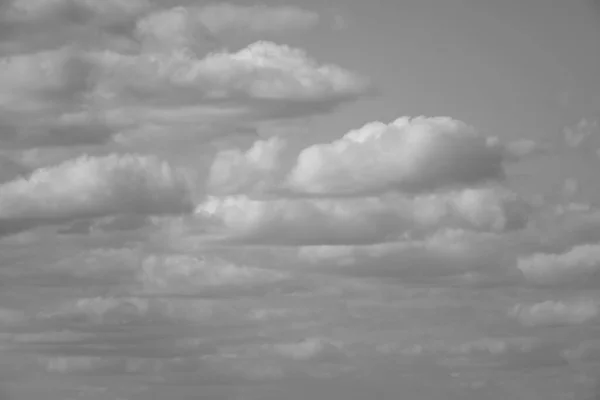 黑白云和天空 — 图库照片