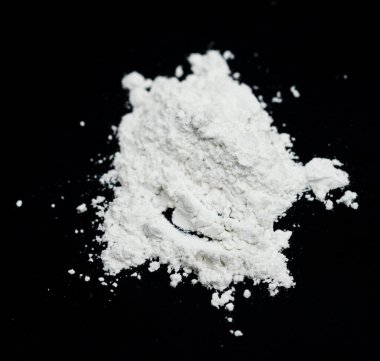 Siyah arkaplanda beyaz toz