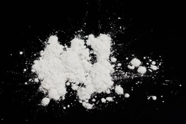 Siyah arkaplanda beyaz toz