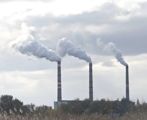 Fumar Chimenea Contra Cielo Malhumorado —  Fotos de Stock