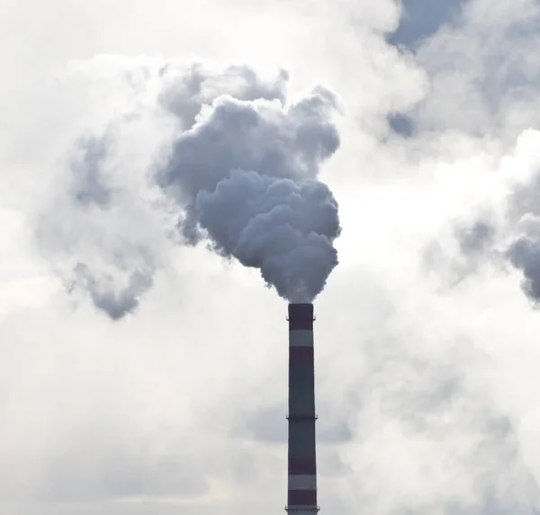 Fumar Chimenea Contra Cielo Malhumorado —  Fotos de Stock