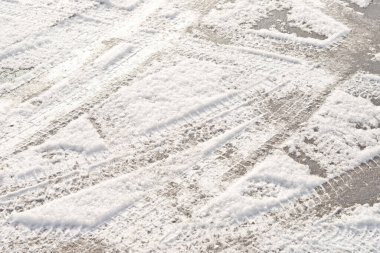 Taze karda tekerlek ve ayak izleri