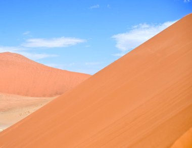 Gökyüzü ile kum tepeleri