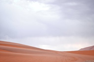 Kum tepeleri ve gökyüzü