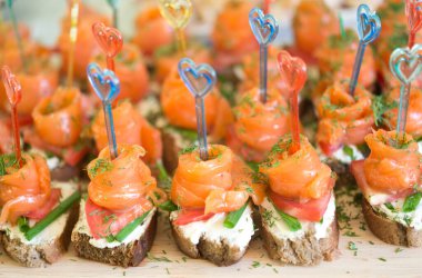 Kırmızı balıklı kanepeler.