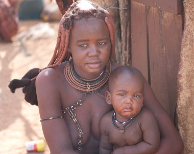 NAMIBIA - 28 Kasım 2016, Himba kadını bebeğiyle köyde