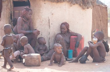 NAMIBIA - 28 Kasım 2016, Himba ailesi