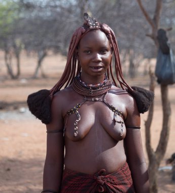 NAMIBIA - 28 Kasım 2016, Himba köyünde kadın