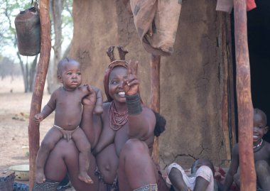 NAMIBIA - 28 Kasım 2016, Himba kadın ve bebekleri köyde