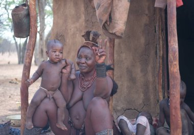 NAMIBIA - 28 Kasım 2016, Himba kadın ve bebekleri köyde