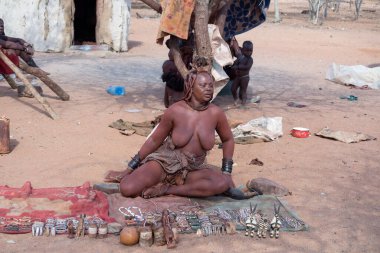 NAMIBIA - 28 Kasım 2016, Himba köyünde hatıraları olan bir kadın