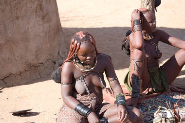 NAMIBIA - 28 Kasım 2016, Himba kadınları köyde hediyelik eşya taşıyorlar