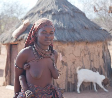 NAMIBIA - 28 Kasım 2016, Himba kadını bebeğiyle köyde