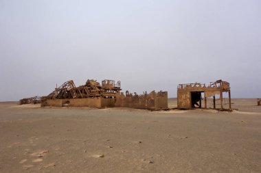 Namibya 'daki terk edilmiş petrol istasyonu