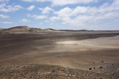 Çöl Namibya manzarası, mavi gökyüzü