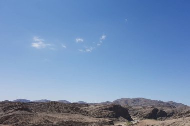 mavi gökyüzü dağ manzarası