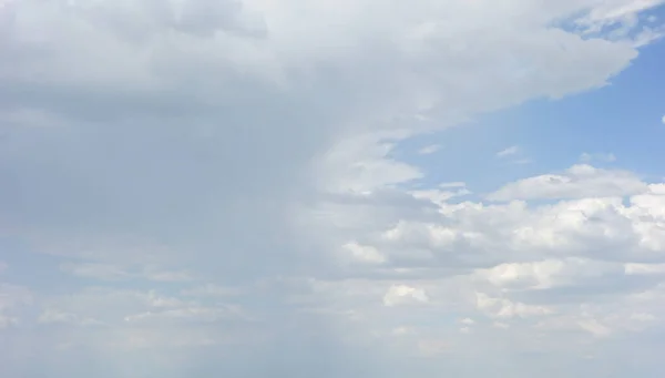 雲の空を背景に — ストック写真