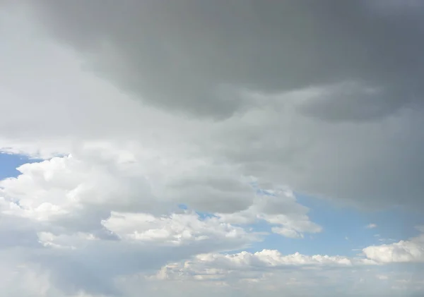 雲の空を背景に — ストック写真