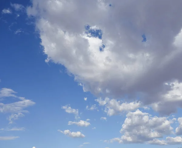 Céu Azul Com Nuvens — Fotografia de Stock