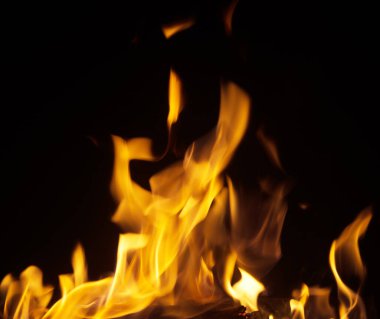 Siyah arkaplanda kıvılcımlar olan ateş alevleri