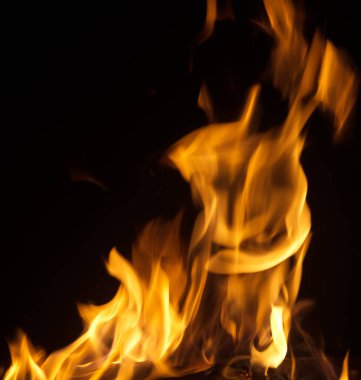 Siyah arkaplanda kıvılcımlar olan ateş alevleri