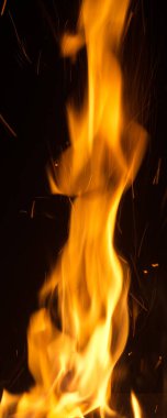 Siyah arkaplanda kıvılcımlar olan ateş alevleri