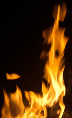 Siyah arkaplanda kıvılcımlar olan ateş alevleri