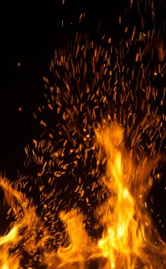 Siyah arkaplanda kıvılcımlar olan ateş alevleri