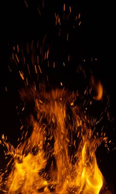 Siyah arkaplanda kıvılcımlar olan ateş alevleri