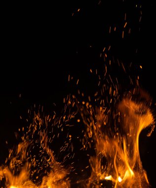 Siyah arkaplanda kıvılcımlar olan ateş alevleri