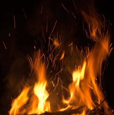 Siyah arkaplanda kıvılcımlar olan ateş alevleri