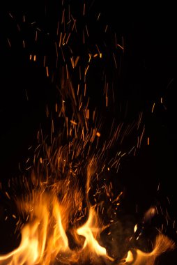 Siyah arkaplanda kıvılcımlar olan ateş alevleri