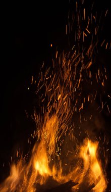 Siyah arkaplanda kıvılcımlar olan ateş alevleri