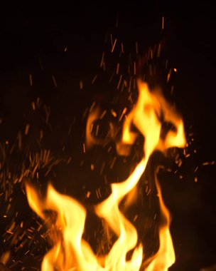 Siyah arkaplanda kıvılcımlar olan ateş alevleri