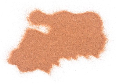 Kum yığını beyaz arkaplanda izole edildi