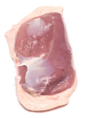 Beyaz arkaplanda çiğ ördek eti (göğüs)