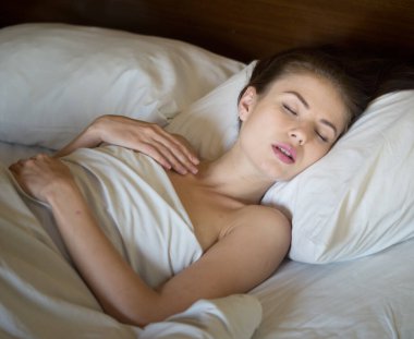 Uyuyan genç bir kadın. 