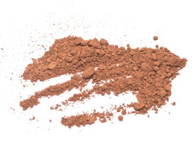 Beyaz arkaplanda izole edilmiş kakao tozu yığını