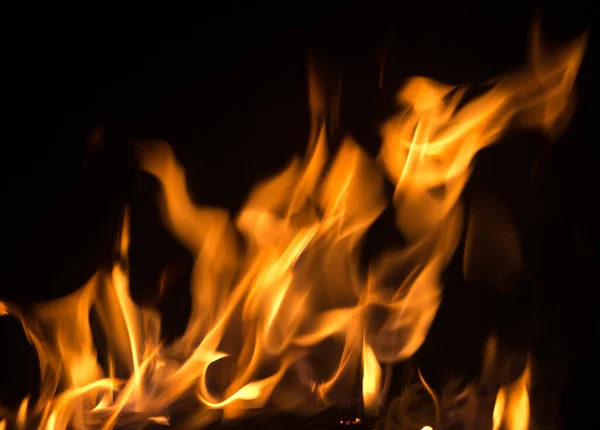 Siyah Arkaplanda Kıvılcımlar Olan Ateş Alevleri — Stok fotoğraf