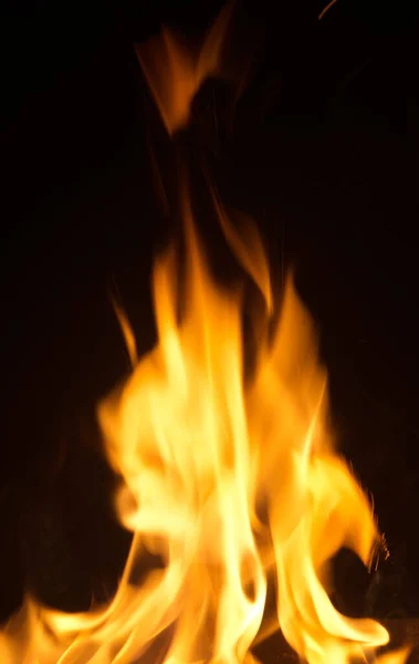 Siyah Arkaplanda Kıvılcımlar Olan Ateş Alevleri — Stok fotoğraf