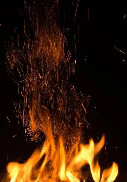 Flammes Feu Avec Étincelles Sur Fond Noir — Photo