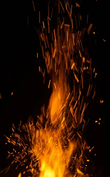 黒地に火花を散らし炎 — ストック写真