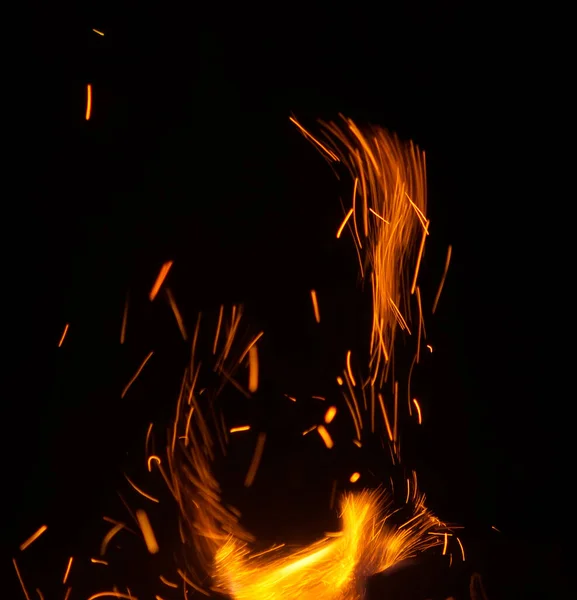 黒地に火花を散らし炎 — ストック写真